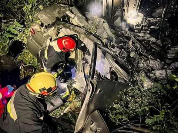 troye-lyudey-zaginulo-cherez-dtp-na-ternopilschini-zitknulis-vantazhivka-ta-legkovik