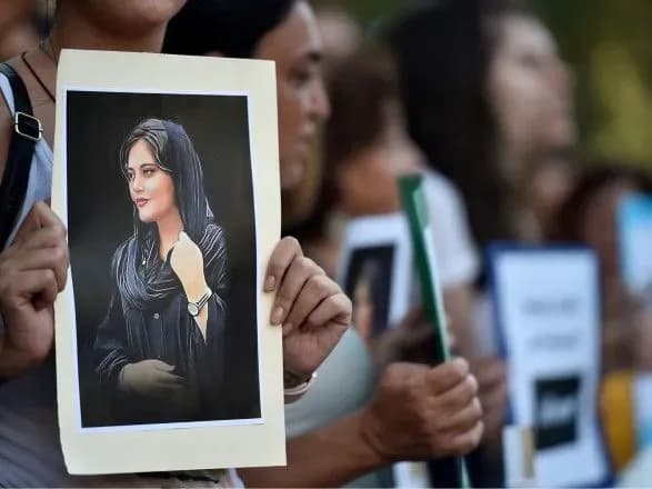 premiyu-sakharova-prisudili-zagibliy-v-irani-makhsi-amini-ta-protestnomu-rukhu-zhinki-zhittya-svoboda