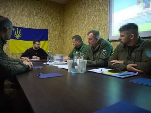 zelenskiy-u-khersoni-proviv-naradu-z-zaluzhnim-i-viyskovimi-u-fokusi-avdiyivskiy-kupyanskiy-napryamki-ta-pivden