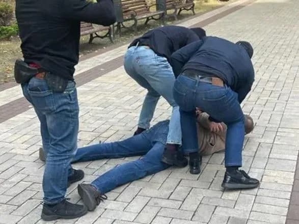 sbu-zatrimala-chinovnika-antimonopolnogo-komitetu-yakiy-vimagav-u-pidpriyemtsiv-khabari