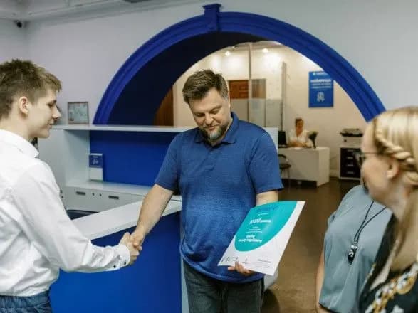 dniprovski-litseyisti-zdobuli-grant-na-podalshu-osvitu-vid-concord-fintech-solutions-ta-birzhi-blagodiynosti-dobrodiy