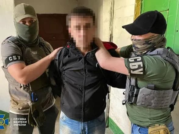 sbu-zatrimala-agentiv-rf-yaki-navodili-raketi-ta-aviabombi-na-budinki-khersona