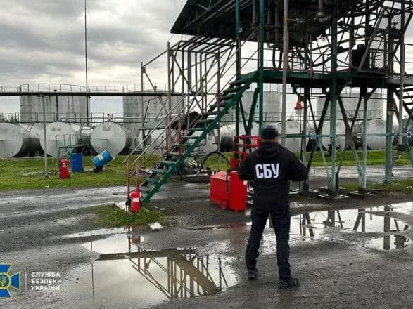 kum-medvedchuka-prichetniy-do-skhemi-nezakonnogo-viroblennya-ta-prodazhu-palnogo-na-zakarpatti-sbu