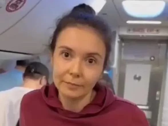 v-aeroportu-makhachkali-lyudi-tri-goditi-sidyat-u-litaku-cherez-pogromnikiv-yaki-shukayut-yevreyiv