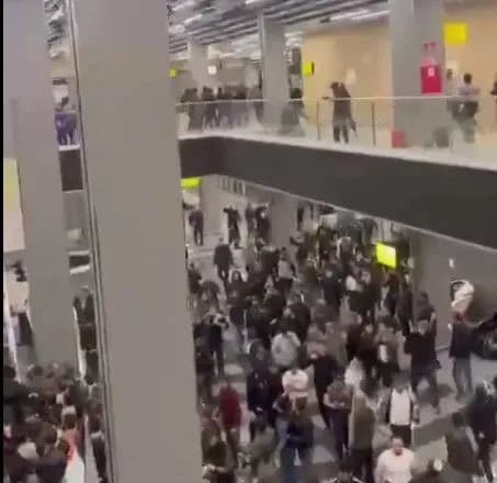 protestuyut-proti-priyizdu-yevreyiv-z-tel-aviva-u-stolitsi-dagestanu-natovp-namagavsya-znesti-ogorozhu-aeroportu