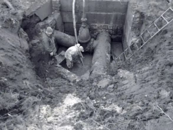 avariya-na-truboprovodi-v-zhitomiri-dokopalisya-do-poshkodzhenoyi-dilyanki