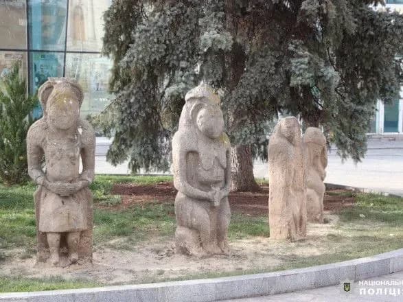 u-kharkovi-cholovik-napidpitku-sokiroyu-poshkodiv-kamyanikh-bab