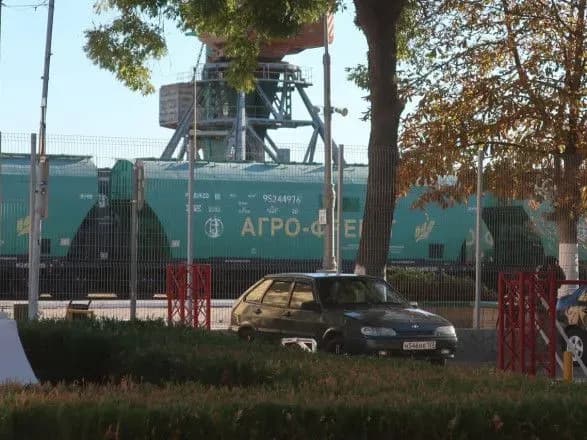 do-okupovanogo-portu-feodosiyi-pribuli-shist-zaliznichnikh-poyizdiv-iz-zernom-zmi