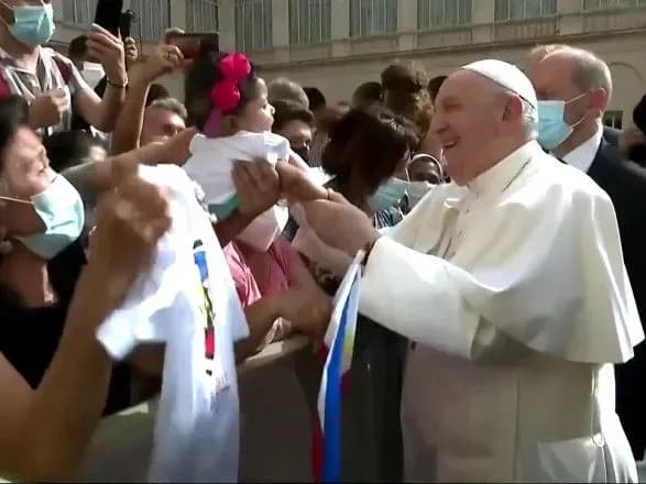 rimo-katolitska-tserkva-dozvolila-transgenderam-khrestiti-ditey-ale-ne-dala-chitkoyi-vidpovidi-chi-mozhe-stati-khreschenimi-odnostateva-para