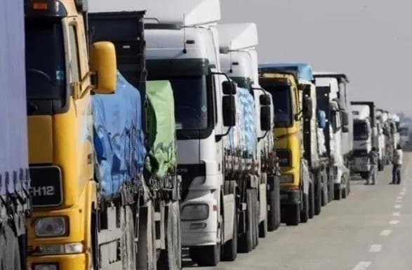 na-yedinomu-nezablokovanomu-punkti-propusku-mizh-ukrayinoyu-ta-polsheyu-30-kilometrova-cherga