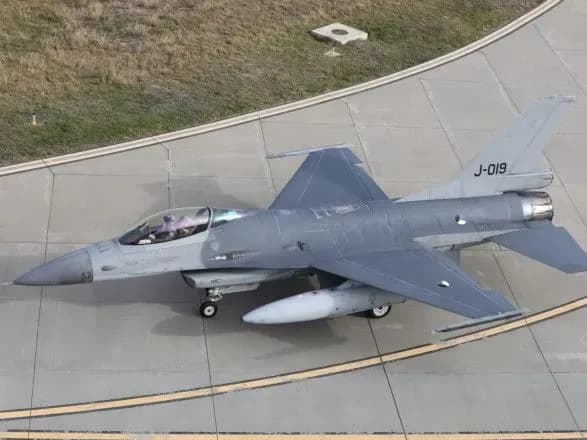 u-rumuniyi-vidkrivsya-tsentr-dlya-navchannya-ukrayinskikh-pilotiv-na-vinischuvachakh-f-16