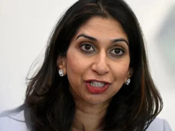 rishi-sunak-zvilniv-ministra-vnutrishnikh-sprav-britaniyi-na-tli-kritiki-ta-superechok