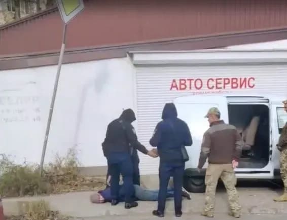 odyagli-kaydanki-na-cholovika-ta-silomits-zashtovkhali-v-avto-dbr-vzyalos-za-rozsliduvannya-diy-pratsivnikiv-ttsk-i-pravookhorontsiv