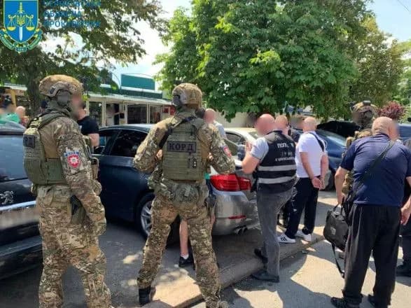 u-chernigovi-avtoritetu-z-kriminalnogo-svitu-ta-spilnikam-povidomili-pro-pidozru