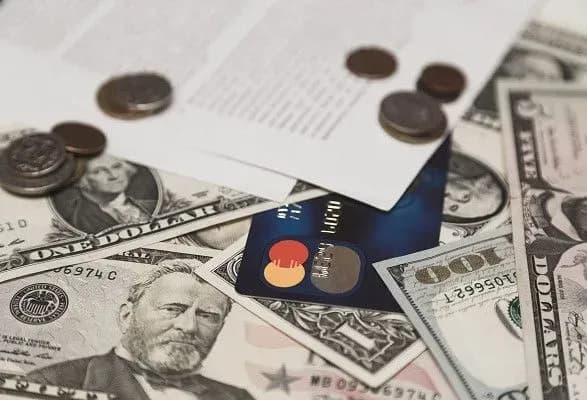 zvernennya-skargi-ta-sud-ekspert-rozpoviv-yak-diyati-tim-chiyi-tsinni-paperi-zberigayutsya-u-banku-yakiy-likviduyut