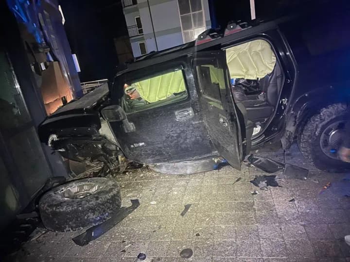 in-kyiv-region-a-drunk-driver-in-a-hummer-crashed-into-a-house-there-are-victims