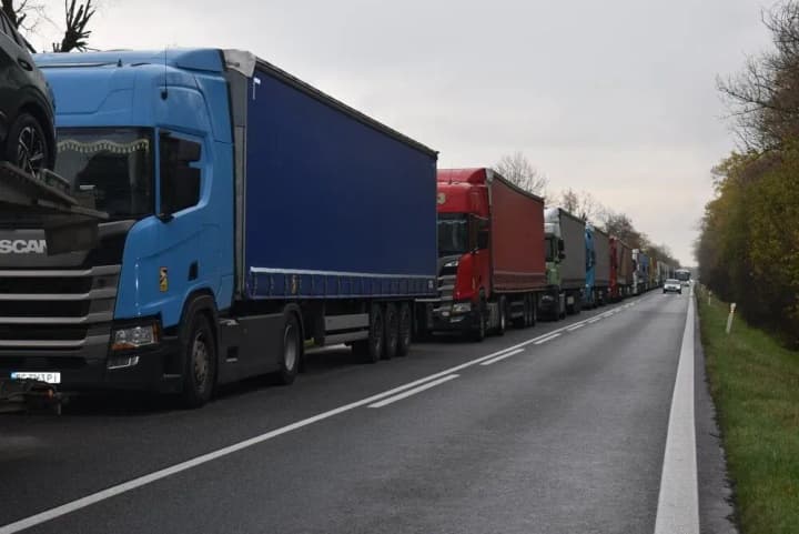 the-blockade-of-carriers-has-expanded-to-the-border-with-slovakia-up-to-300-trucks-are-stuck-in-the-queue