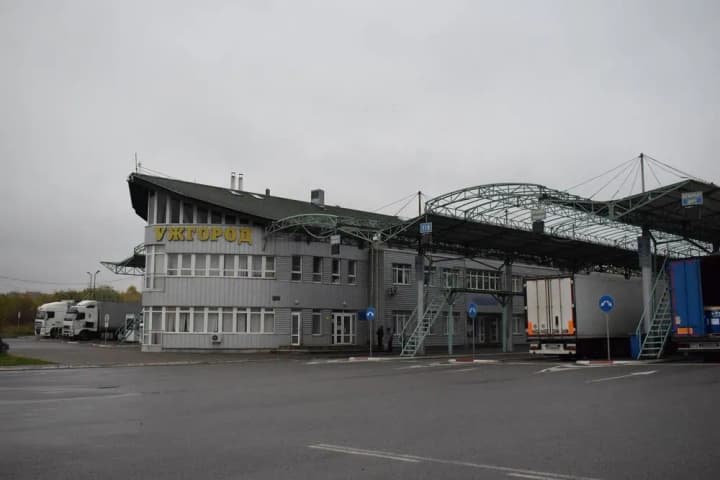 border-guards-temporarily-lift-blockade-for-trucks-on-the-border-with-slovakia