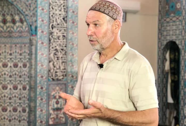 v-okupovanomu-krymu-imamu-hromady-alushta-daly-dvi-doby-adminareshtu-za-vidmovu-pidtrymaty-prouriadovyi-muftiiat-ks