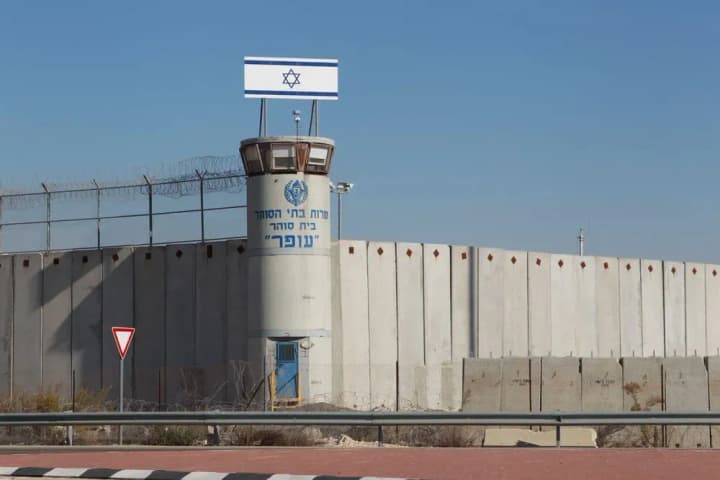 israel-begins-the-process-of-releasing-39-palestinian-prisoners-as-part-of-an-agreement-with-hamas