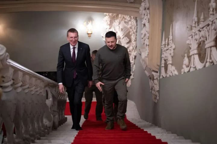 zelenskyi-i-prezydent-latvii-obhovoryly-oboronnu-pidtrymku-ta-boieprypasy-dlia-ukrainy