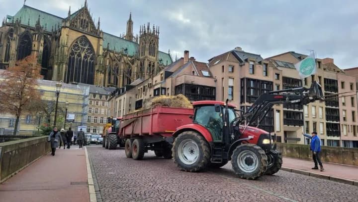 in-france-farmers-protested-by-dumping-bales-of-hay-and-manure-in-front-of-prefectures-in-different-cities