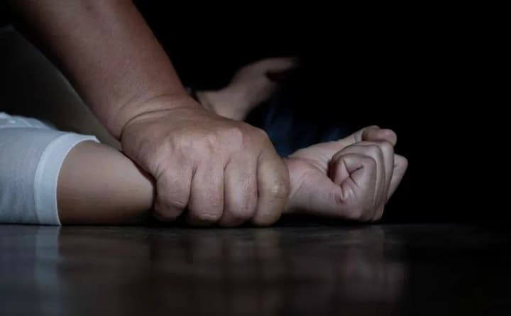 na-kyivshchyni-vykhovatelka-v-internati-pobyla-13-richnoho-khlopchyka-khromovanoiu-truboiu