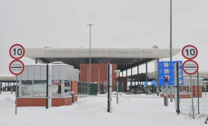 trucks-and-buses-will-be-temporarily-restricted-at-the-uhryniv-dolhobychuv-checkpoint-why