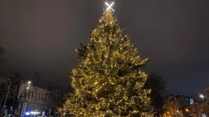 14-metriv-zavvyshky-i-prykrashena-protytankovym-yizhakom-yakoiu-tsohorich-bude-holovna-yalynka-lvova