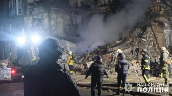 enemy-shelling-of-donetsk-region-5-more-people-are-being-searched-under-the-rubble-in-novogradovka-including-a-child-video