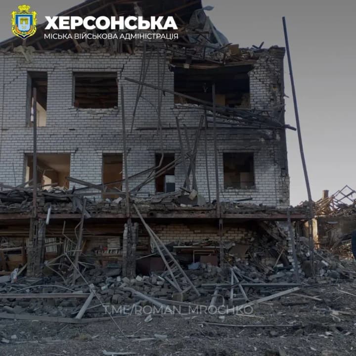 ataka-na-poselok-sadovoe-na-khersonshchine-okkupanti-predvaritelno-udarili-iz-aviatsii