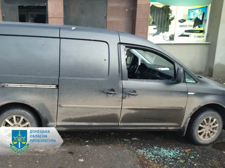 russians-shell-administrative-building-in-toretsk-three-people-who-came-to-receive-humanitarian-aid-are-wounded