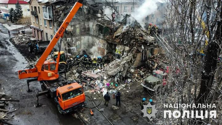 vzhe-dvoie-zahyblykh-cherez-raketnyi-udar-rf-po-donechchyni-z-pid-zavaliv-zhytlovoho-budynku-distaly-shche-odne-tilo