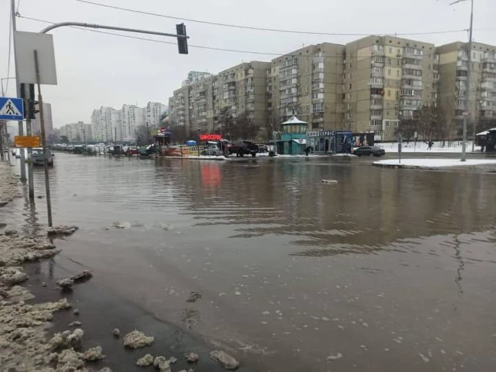 damage-to-the-water-supply-system-caused-by-a-fallen-construction-crane-is-localized-in-kyiv