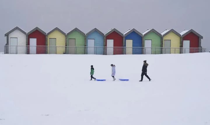 sylnyi-snih-na-pivnochi-anhlii-sprychynyv-khaos-na-avtomahistraliakh-i-znestrumlennia