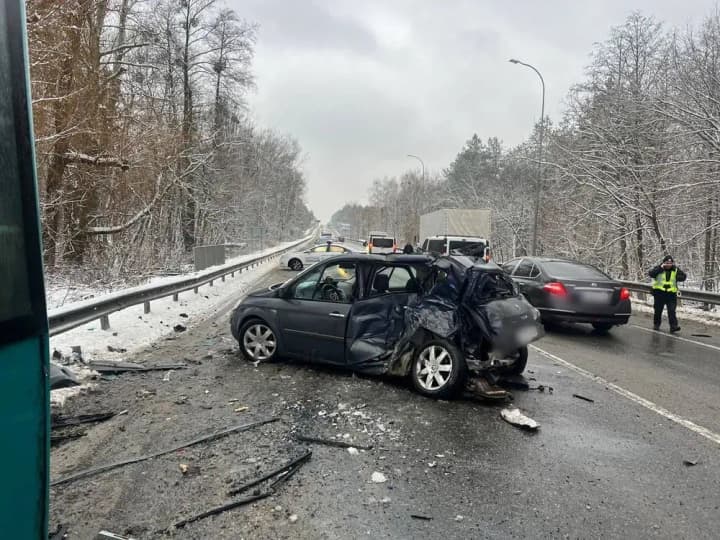 na-kyivshchyni-zishtovkhnulys-vantazhivka-lehkovyk-ta-avtobus-chetvero-postrazhdalykh