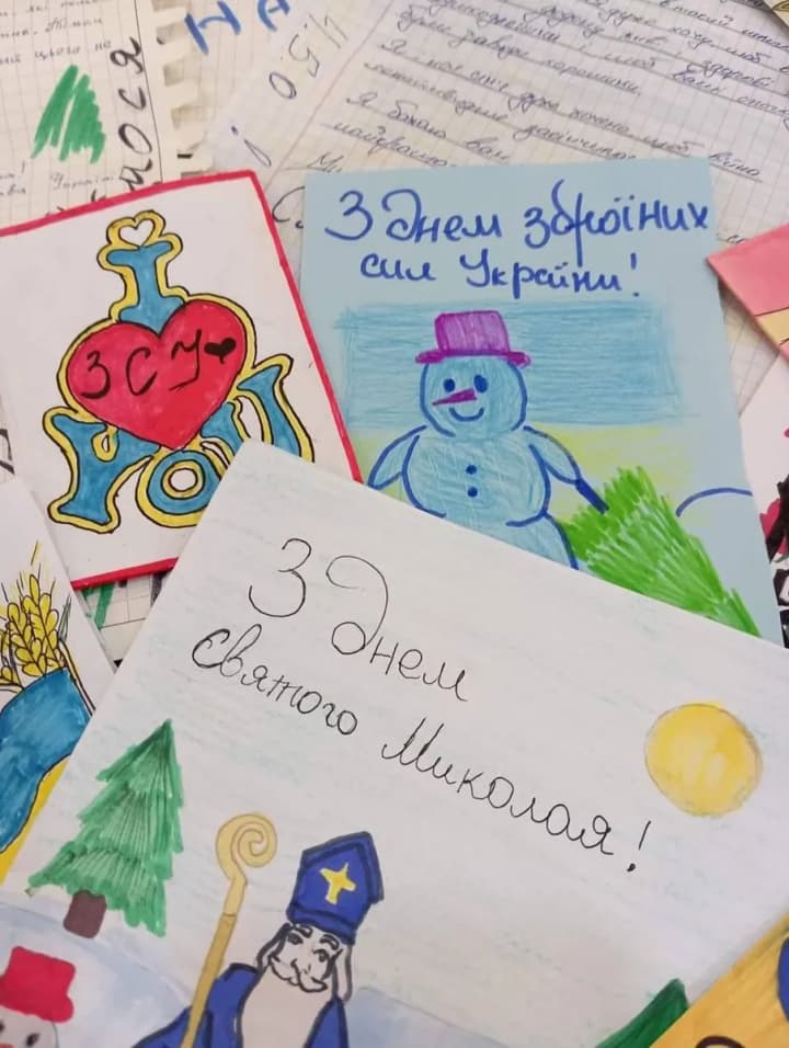 dity-odeshchyny-hotuiut-viiskovym-podarunky-do-dnia-sviatoho-mykolaia-i-dnia-zsu