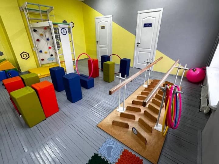 spetsializirovannie-stenki-batuti-reabilitatsionnie-brusya-pobediteli-konkursa-vremya-deistvovat-ukraina-oborudovali-tsentr-dlya-detei-s-invalidnostyu