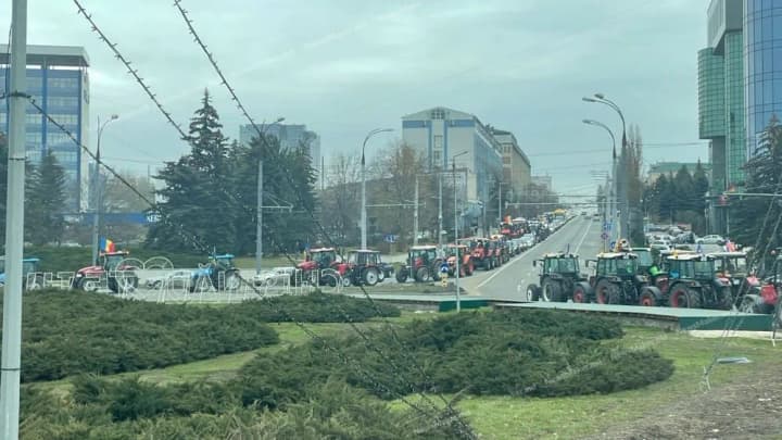 cherez-protest-fermeriv-u-tsentri-kyshyneva-stavsia-transportnyi-kolaps