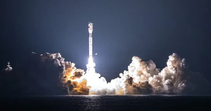 kitai-zapustil-eksperimentalnii-sputnik-dlya-internet-tekhnologii