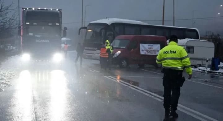 slovak-truckers-threaten-to-block-the-border-with-ukraine-again