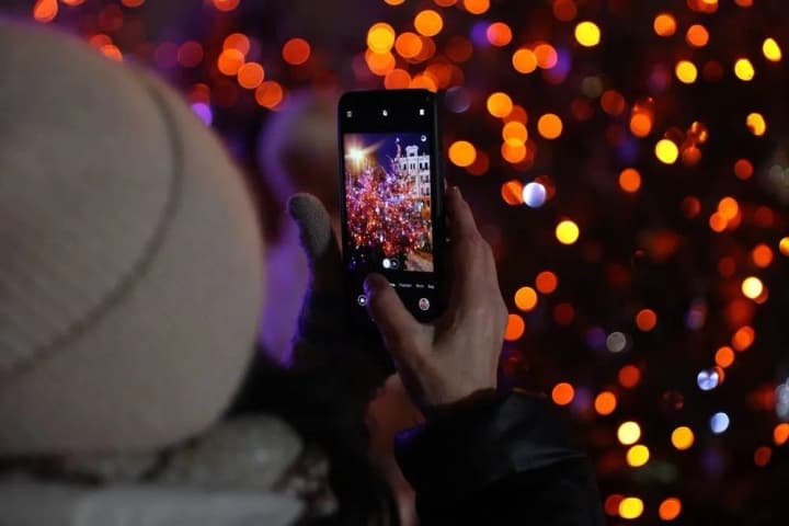 prysviachena-zakhysnykam-i-zakhysnytsiam-u-kyievi-zasvityly-holovnu-yalynku-krainy