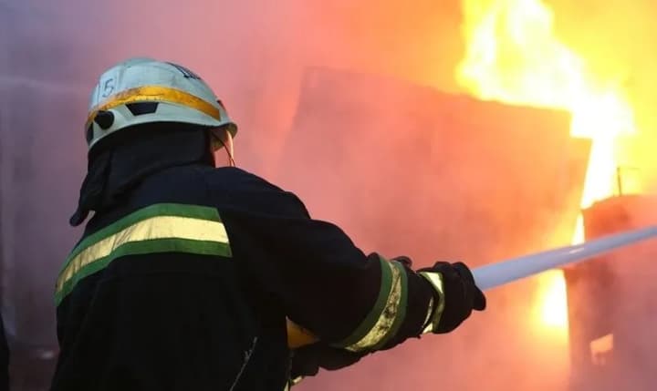 rescuers-eliminate-large-scale-fire-in-a-woodworking-shop-in-kyiv-region
