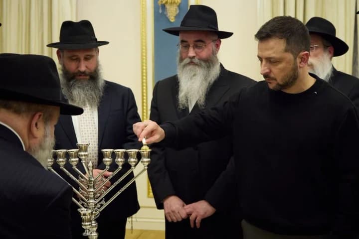 zelenskyi-vziav-uchast-u-tseremonii-zapalennia-khanukalnykh-svichok