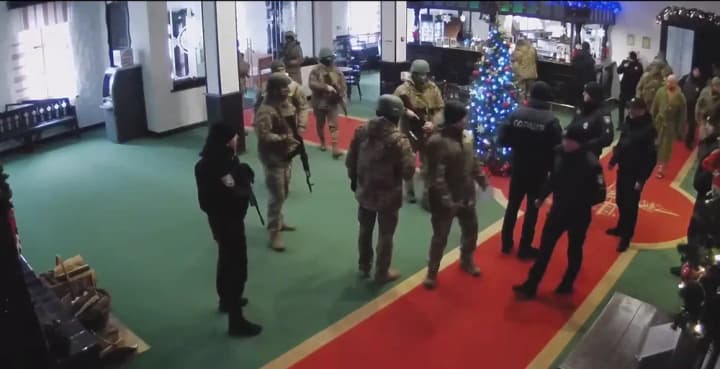 hrupa-cholovikiv-u-viiskovii-formi-navidalas-v-sanatorii-na-zakarpatti-ozdorovchii-kompleks-poskarzhyvsia-v-sbu-ta-dbr