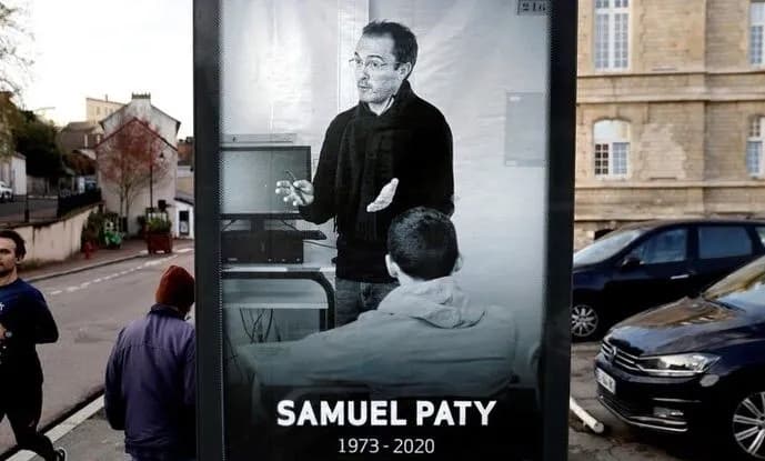 u-paryzhi-pidlitkiv-vidpravyly-do-viaznytsi-pislia-vbyvstva-vchytelia-cherez-karykatury