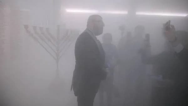 skandal-u-polskomu-seimi-deputat-vohnehasnykom-zahasyv-khanukalnu-menoru