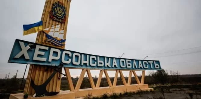 rf-obstriliala-bahatopoverkhivku-na-khersonshchyni-postrazhdala-litnia-zhinka