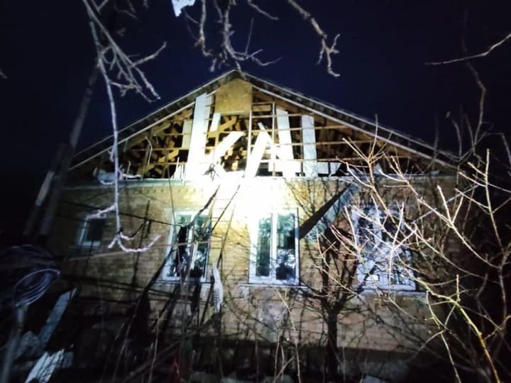 rossiyane-obstrelyali-nikopol-travmirovani-dva-cheloveka-yest-razrusheniya