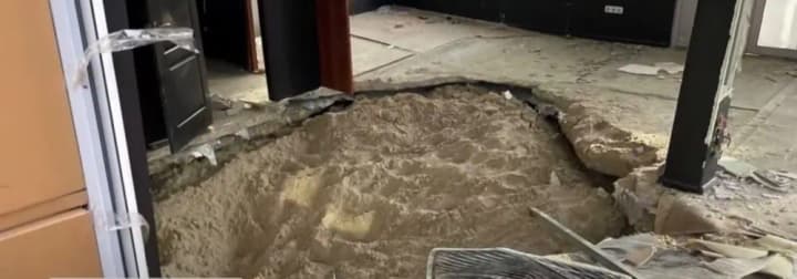 in-kyiv-the-ground-sagged-over-the-tunnel-of-the-blue-line-of-the-metro-trade-pavilions-are-slipping-underground